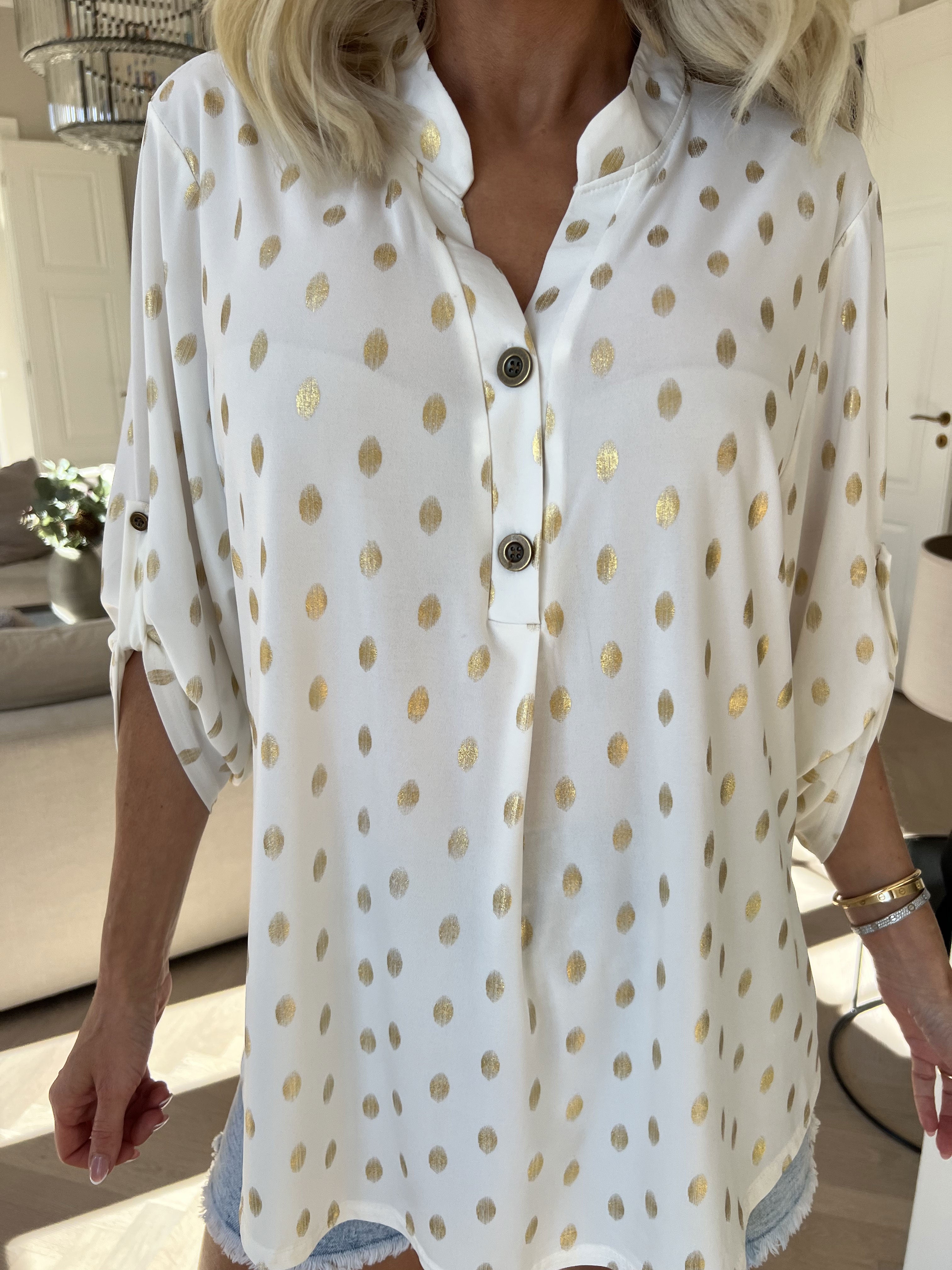 Ebba Gold Shirt - Elastisk bluse med guld dutter